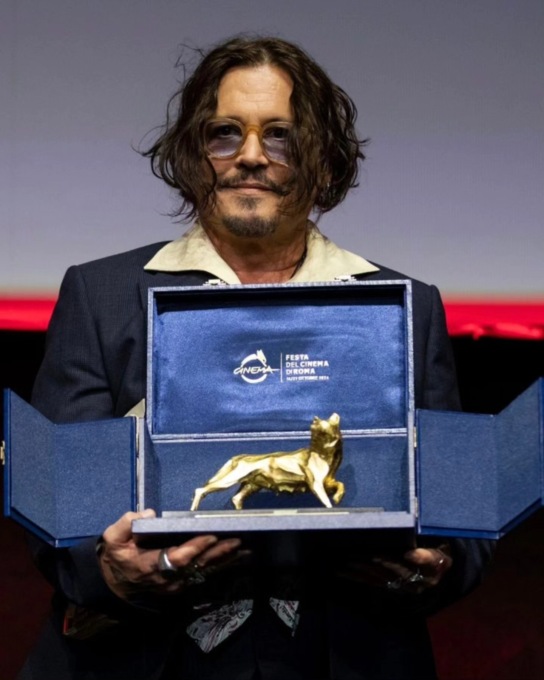 Johnny Depp con la statua creata da un saronnese