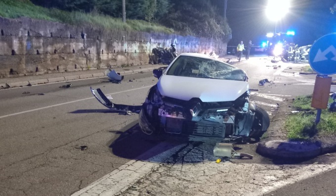 Schianto nella notte, morto un 18enne