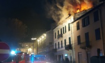 Incendio in centro a Tradate, tetto in fiamme