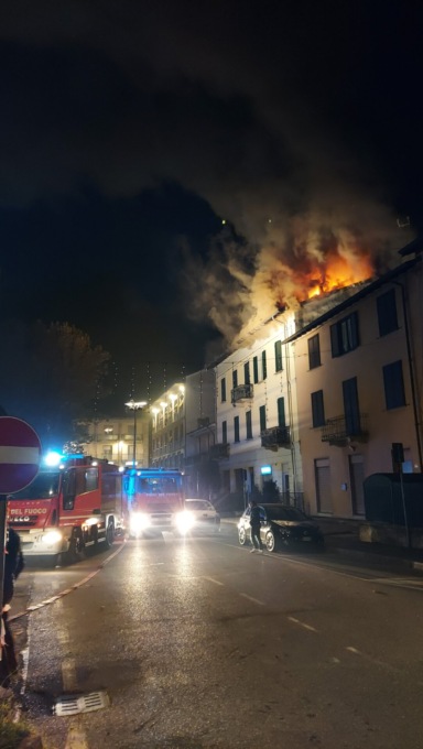 Incendio in centro a Tradate, tetto in fiamme