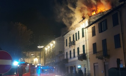 Incendio in centro a Tradate, tetto in fiamme