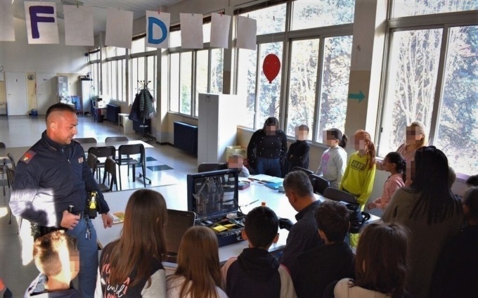 Tentato furto a scuola: gli studenti assistono alle indagini