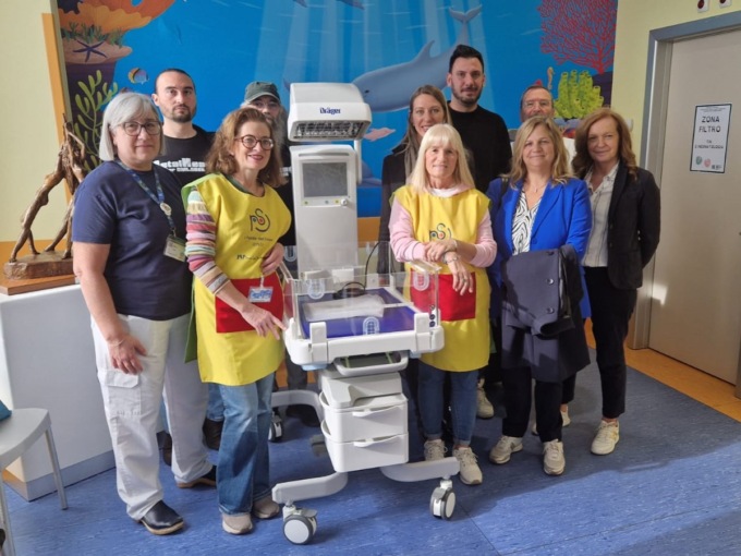 Il Ponte del Sorriso regala (col metal) un lettino di rianimazione neonatale al Del Ponte
