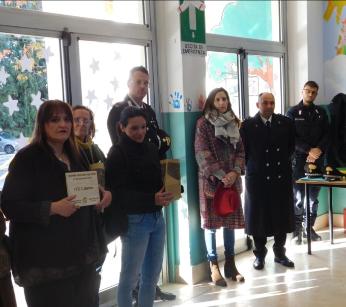 Carabinieri Forestali piantano un albero con gli studenti