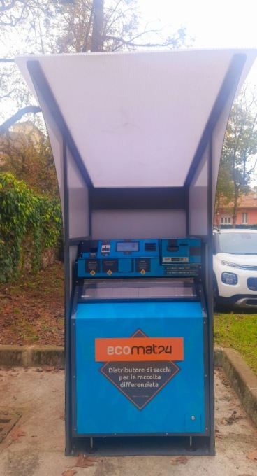 Attivo in via Dante il nuovo distributore automatico dei sacchi per la differenziata