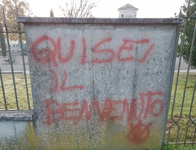 Ancora scritte “No vax” fuori dal cimitero di Cislago