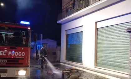 Incendio in una palazzina: evacuato lo stabile