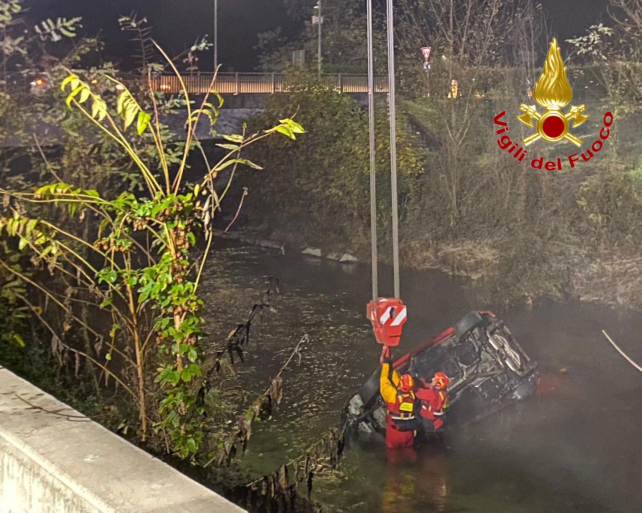 Auto finisce nel fiume a Germignaga