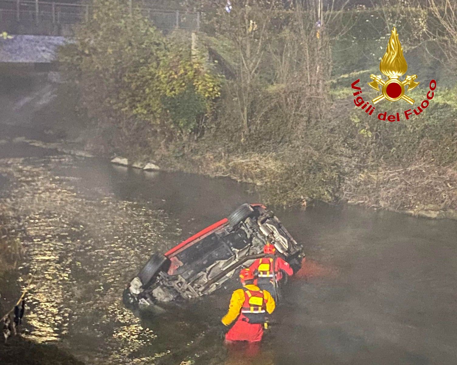 Auto finisce nel fiume a Germignaga