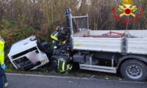 Frontale fra auto e un camion: deceduto un 20enne