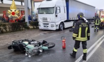 Scontro fra un'auto e una moto: 19enne soccorso in codice rosso