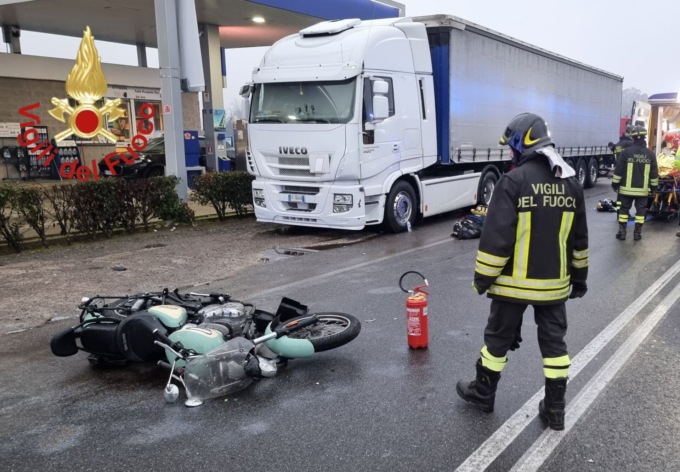 Scontro fra un’auto e una moto: 19enne soccorso in codice rosso