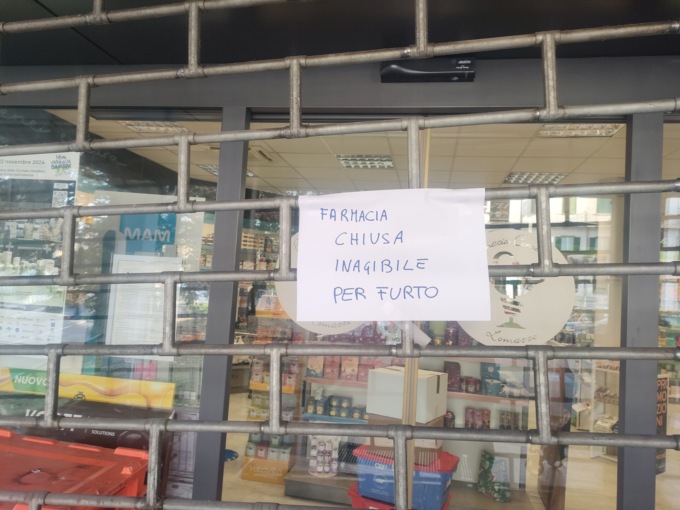Cinque colpi nelle farmacie nella stessa notte: si cercano tre giovani
