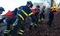 A Ranco biker cade e finisce in un torrente