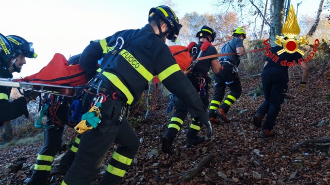 A Ranco biker cade e finisce in un torrente
