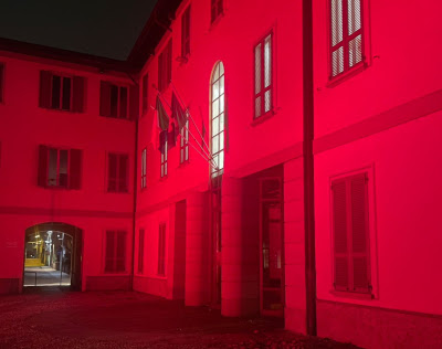 Il comune si tinge di rosso per dire no alla violenza sulle donne