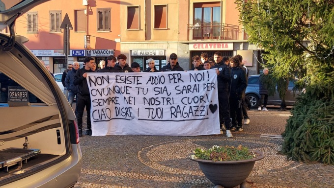 Folla a Cassano per l’ultimo saluto al mister Davide Semprevivo
