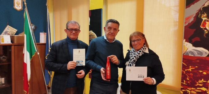 Paese sempre più  plastic free: consegnate le borracce agli alunni
