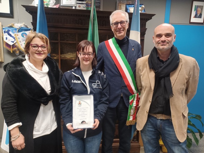 L’Amministrazione rende omaggio a Noemi, campionessa italiana di nuoto