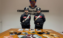 Buttano la droga dal finestrino in un calzino: arrestati tre ventenni