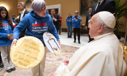 La volontaria dona al Papa un simbolo di Gerenzano