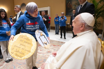 La volontaria dona al Papa un simbolo di Gerenzano