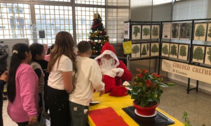 I bambini della primaria San Giovanni Bosco hanno affidato le loro letterine per Babbo Natale all'ufficio postale di Saronno