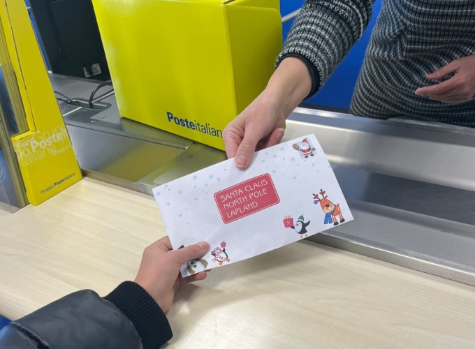 In posta a imbucare le lettere per Babbo Natale