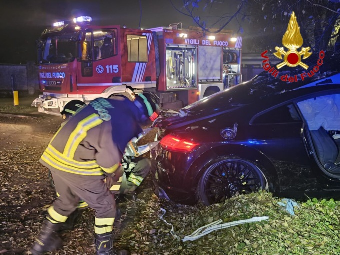 Schianto nella notte: uomo trasportato in ospedale