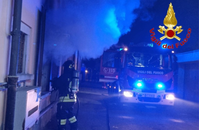 Incendio in abitazione, Vigili del fuoco al lavoro