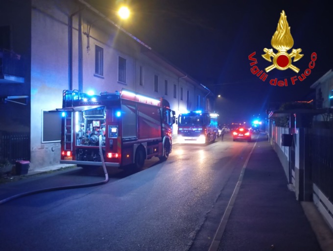 Incendio in un appartamento: inquilini trasportati in ospedale