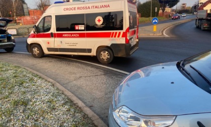 Ciclista investita alla rotonda: trasportata in ospedale