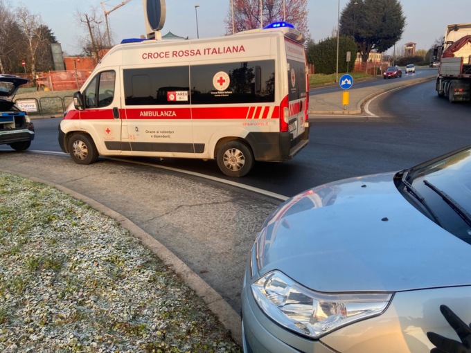 Ciclista investita alla rotonda: trasportata in ospedale