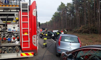 Scontro frontale tra due auto: tre feriti