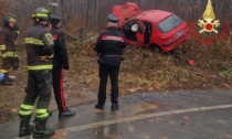 Carbonate, auto fuori strada: 21enne in ospedale