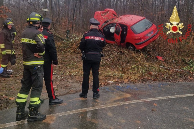Carbonate, auto fuori strada: 21enne in ospedale