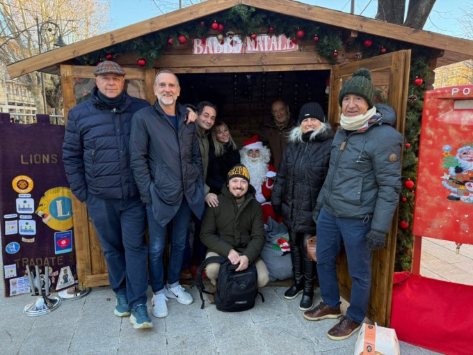 Il Babbo Natale dei Lions porta i regali ai bambini di Tradate