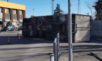 Camion si ribalta a bordo strada: arrivano i Vigili del Fuoco