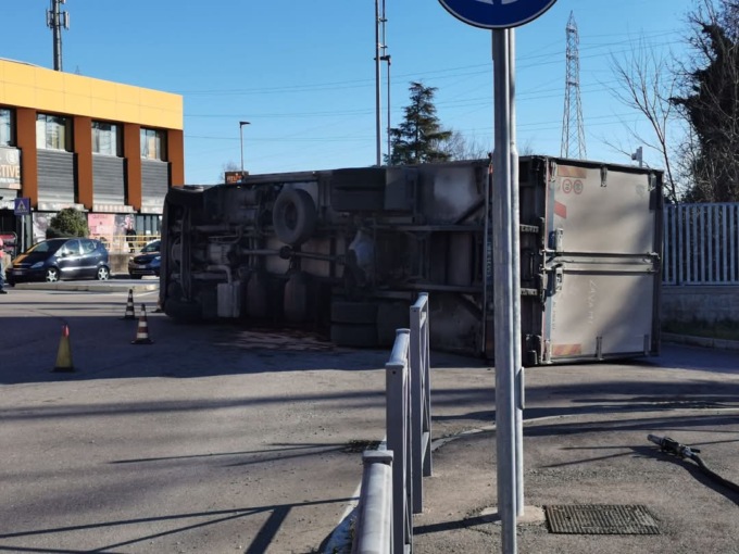 Camion si ribalta a bordo strada: arrivano i Vigili del Fuoco