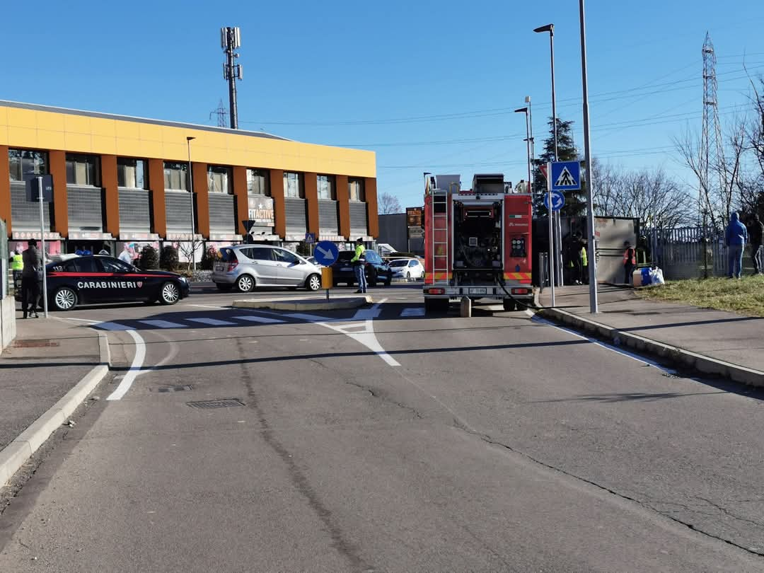 Ribaltamento di un camion a Cislago