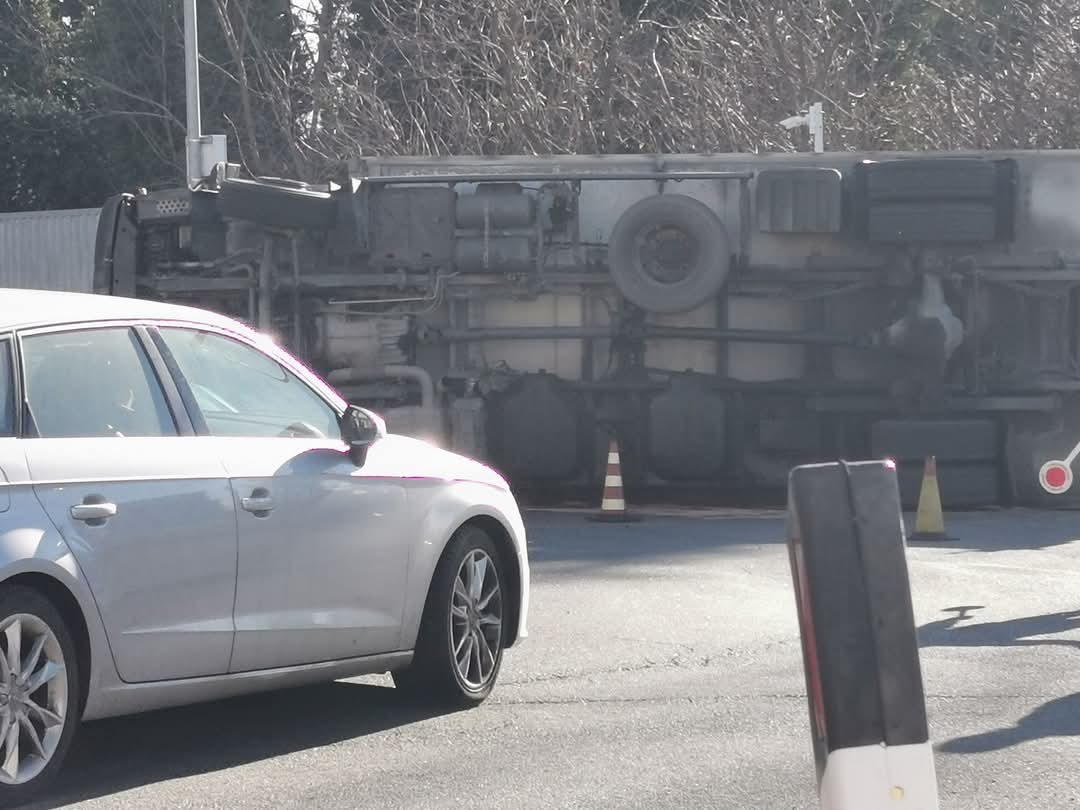 Ribaltamento di un camion a Cislago