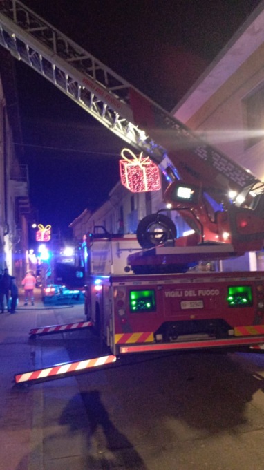 Tetto in fiamme nel centro storico