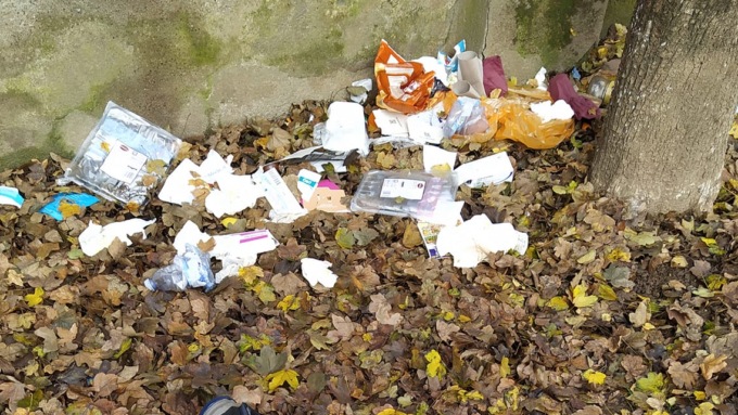 Rifiuti abusivi nel viale dedicato ai Caduti