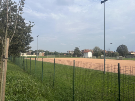 Campo da calcio con fondo in sintetico per l’Amor