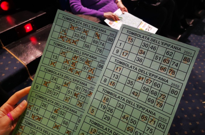 Si gioca a tombola per sostenere l’oratorio