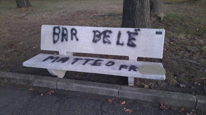 Scritte omofobe e sessiste su due panchine a Vedano Olona, condanna unanime