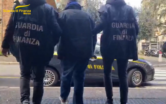 Autoriciclaggio di denaro negli autosaloni: 14 persone indiziate