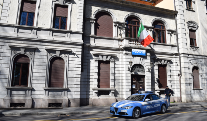 Beve il caffè, non vuole pagare e tenta di aggredire i baristi: arrestato un giovane