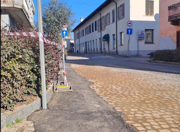 Catrame al posto di sanpietrini, il sindaco contro l’impresa
