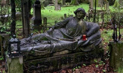 Un vecchio cimitero che si trasforma in un museo a cielo aperto, con app e indovinelli